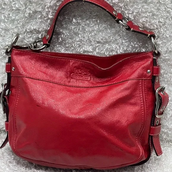 RARE COACH Zoe 赤のエナメルレザーショルダーバッグ 12735 Coach | Bags | Coach Zoe Red Patent Leather Purse 2735